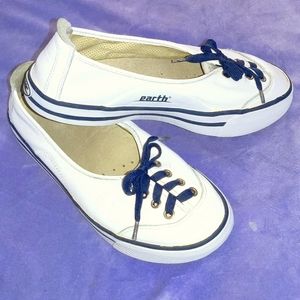 Women's White Leather, w/Navy Blue Trim, Boat Shoes by Earth Shoes; size 9